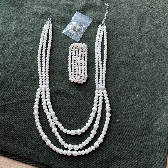 3-Strand Pearl necklace with matching bracelet and earrings - Picture 2 of 4